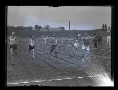 Concurenți într-o cursă de atletism la linia de sosire pe Stadionul O.N.E.F.