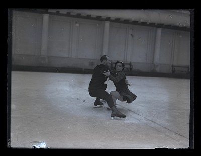 O pereche de patinatori artistici pe gheață