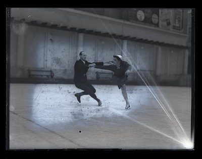 O pereche de patinatori artistici pe gheață