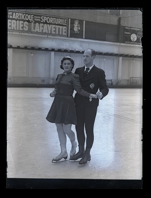 O pereche de patinatori artistici pe gheață