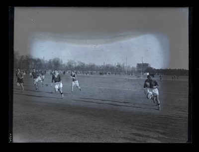 Fază dintr-un meci de rugby dintre T.C.R. București și Stadiul Român pe Stadionul de la Șosea