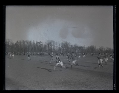 Fază dintr-un meci de rugby dintre T.C.R. București și Stadiul Român pe Stadionul de la Șosea