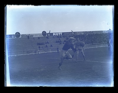 Fază dintr-un meci de fotbal pe Stadionul Venus
