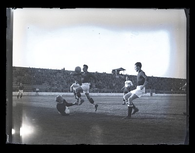 Fază dintr-un meci de fotbal pe Stadionul Venus