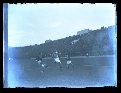 Fază dintr-un meci de fotbal dintre Venus București și Juventus pe Stadionul Venus
