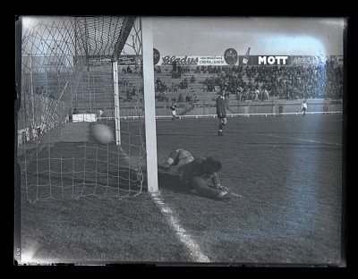 Fază dintr-un meci de fotbal pe Stadionul Venus