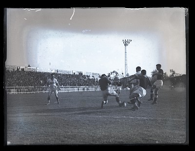 Fază dintr-un meci de fotbal pe Stadionul Venus