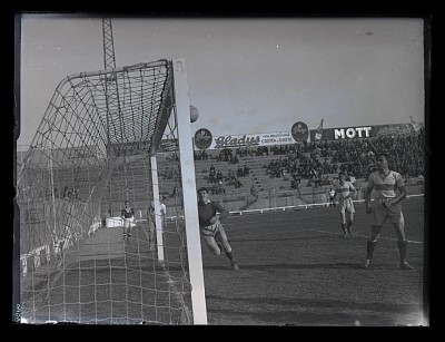 Fază dintr-un meci de fotbal pe Stadionul Venus