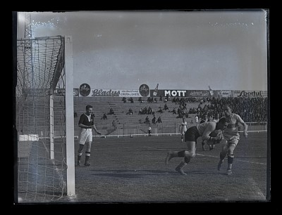 Fază dintr-un meci de fotbal pe Stadion Venus