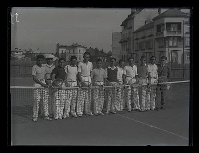 Grup de concurenți din categoria a II-a în Campionatelor Naționale de Tenis