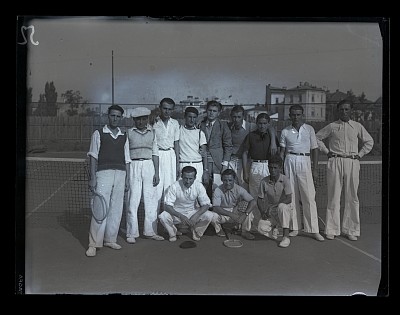 Grup de concurenți din categoria a II-a în Campionatelor Naționale de Tenis