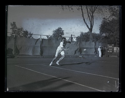 Martin Legeay, în plină execuție a unui voleu de backhand