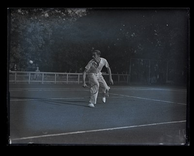 Martin Legeay, în plină execuție a unui voleu de backhand