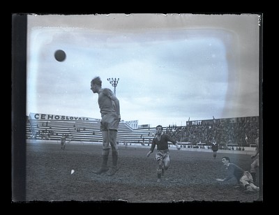 Fază dintr-un meci de fotbal pe Stadionul Venus
