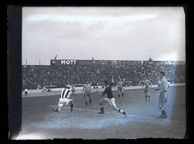 Fază dintr-un meci de fotbal dintre Venus București și F.C. Rapid pe Stadionul Venus