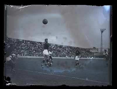 Fază din timpul meciului de fotbal, Venus București - Bologna FC, pe Stadionul Venus
