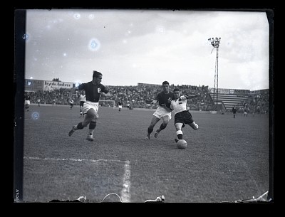 Fază din timpul meciului de fotbal, Venus București - Bologna FC, pe Stadionul Venus