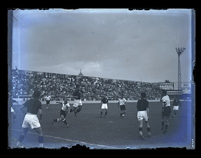 Fază din timpul meciului de fotbal, Venus București - Bologna FC, pe Stadionul Venus