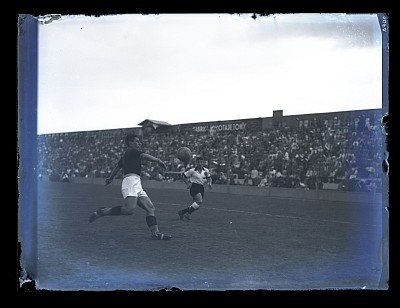 Fază din timpul meciului de fotbal, Venus București - Bologna FC, pe Stadionul Venus