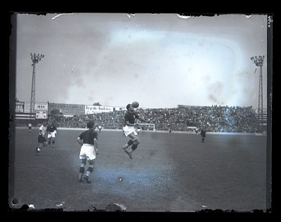 Fază din timpul meciului de fotbal, Venus București - Bologna FC, pe Stadionul Venus