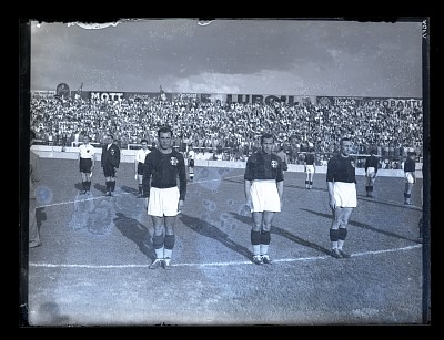 Meci de fotbal dintre Venus București și Bologna FC pe Stadionul Venus