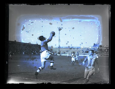 Fază dintr-un meci de fotbal dintre F.C. Sportul Studențesc și Ripensia Timișoara pe Stadionul Venus