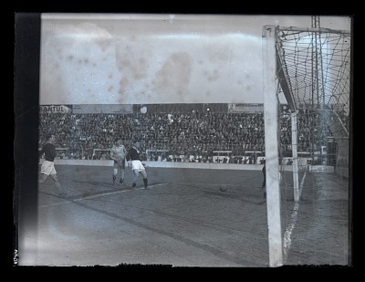 Fază dintr-un meci de fotbal dintre Venus București și F.C. Rapid pe Stadionul Venus