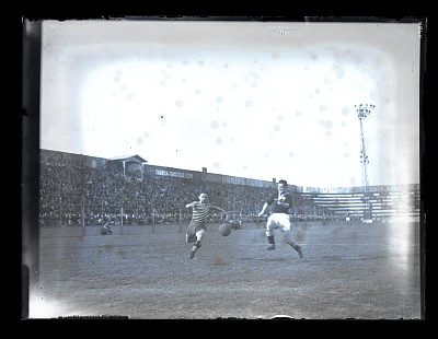 Fază dintr-un meci de fotbal dintre Venus București și F.C. Rapid pe Stadionul Venus