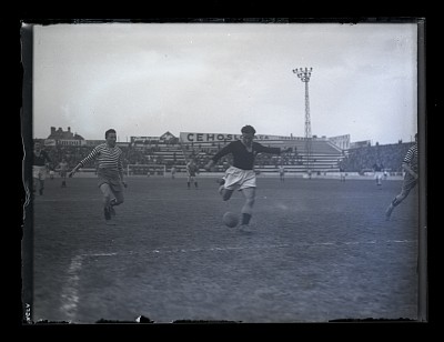 Fază dintr-un meci de fotbal dintre Venus București și F.C. Rapid pe Stadionul Venus