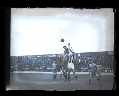 Fază dintr-un meci de fotbal dintre Venus București și F.C. Rapid pe Stadionul Venus