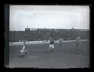 Fază dintr-un meci de fotbal dintre Venus București și F.C. Rapid pe Stadionul Venus