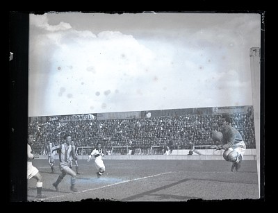 Fază dintr-un meci de fotbal dintre F.C. Sportul Studențesc și Ripensia Timișoara pe Stadionul Venus