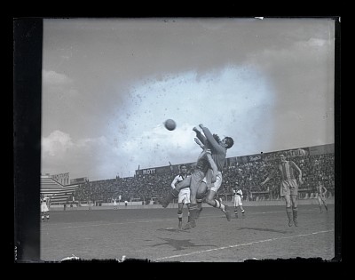 Fază dintr-un meci de fotbal dintre F.C. Sportul Studențesc și Ripensia Timișoara pe Stadionul Venus