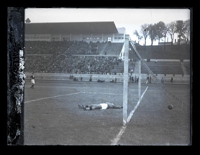 Fază dintr-un meci de fotbal cu Venus București pe Stadionul A.N.E.F.