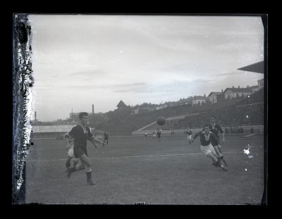 Fază dintr-un meci de fotbal cu Venus București pe Stadionul A.N.E.F.