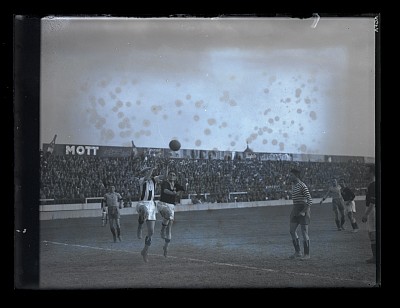 Fază dintr-un meci de fotbal dintre Venus București și F.C. Rapid pe Stadionul Venus