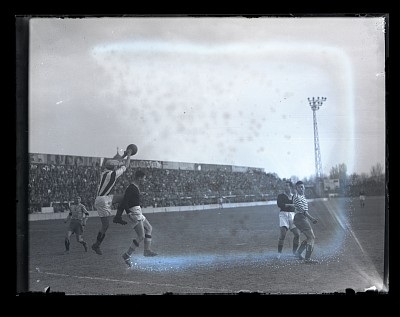 Fază dintr-un meci de fotbal dintre Venus București și F.C. Rapid pe Stadionul Venus