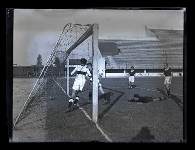 Fază dintr-un meci de fotbal pe Stadionul A.N.E.F.