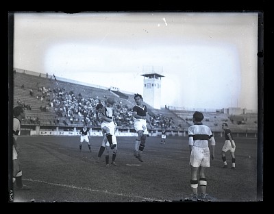 Fază dintr-un meci de fotbal pe Stadionul A.N.E.F.