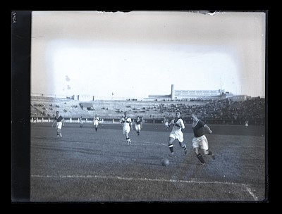 Fază dintr-un meci de fotbal pe Stadionul A.N.E.F.