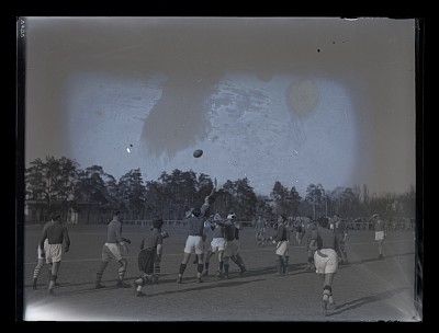 Fază dintr-un meci de rugby dintre T.C.R. București și Stadiul Român pe Stadionul de la Șosea
