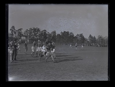 Fază dintr-un meci de rugby dintre T.C.R. București și Stadiul Român pe Stadionul de la Șosea