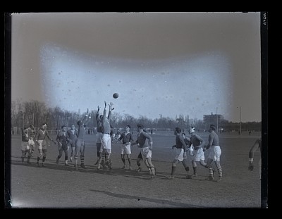 Fază dintr-un meci de rugby dintre T.C.R. București și Stadiul Român pe Stadionul de la Șosea