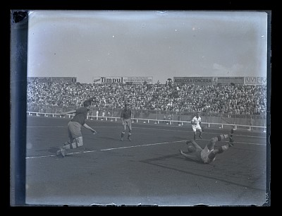 Meci de fotbal dintre Ripensia Timișoara și Admira Austria pe Stadionul Venus