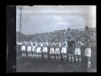 Echipa Austriei Viena pe teren, înaintea meciului cu Ripensia Timișoara, pe Stadionul Venus