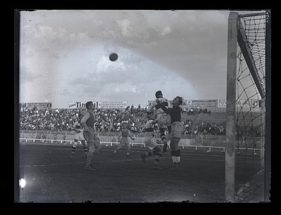 Fază dintr-un meci de fotbal dintre Ripensia Timișoara și F.C. Sportul Studențesc pe Stadionul Venus