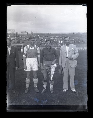 Cei doi căpitani ai echipelor Ripensia Timișoara și Austria Viena, înainte de meci, pe Stadionul Venus