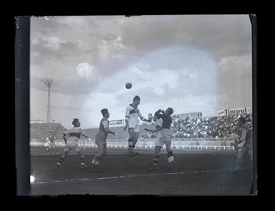 Fază dintr-un meci de fotbal dintre Ripensia Timișoara și F.C. Sportul Studențesc pe Stadionul Venus