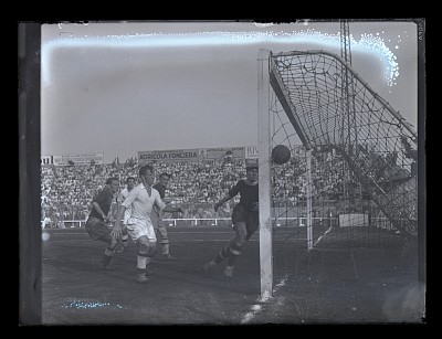 Meci de fotbal dintre Ripensia Timișoara și Admira Austria pe Stadionul Venus