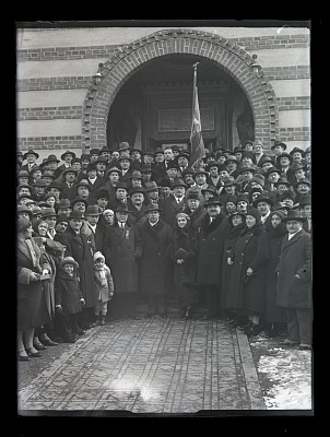 Grup politicieni în frunte cu primarul Dem Dobrescu la un eveniment în fața bisericii